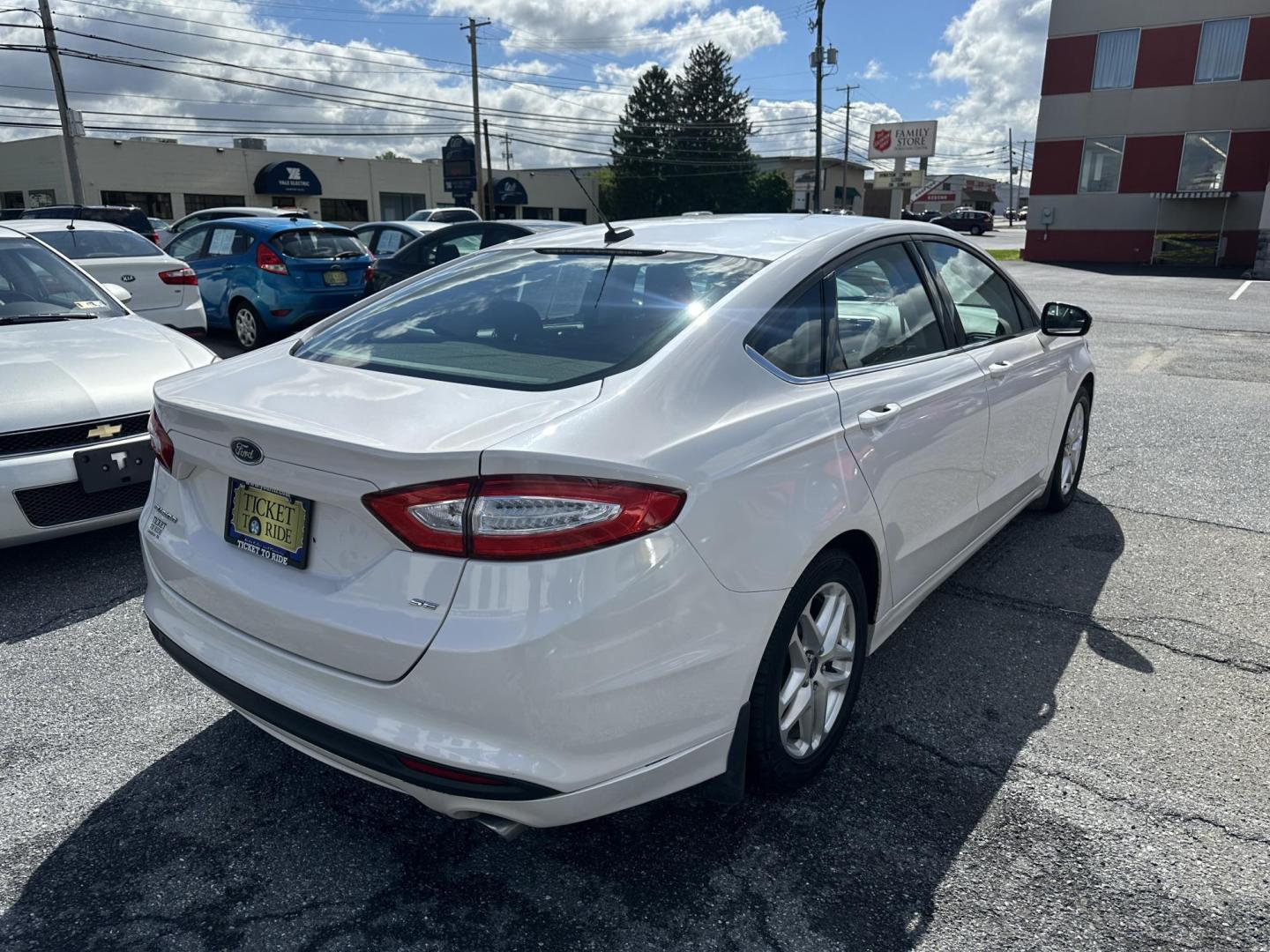 2014 WHITE Ford Fusion SE (1FA6P0H77E5) with an 2.5L L4 DOHC 16V engine, located at 1254 Manheim Pike, Lancaster, PA, 17601, (717) 393-9133, 40.062870, -76.323273 - Photo#4