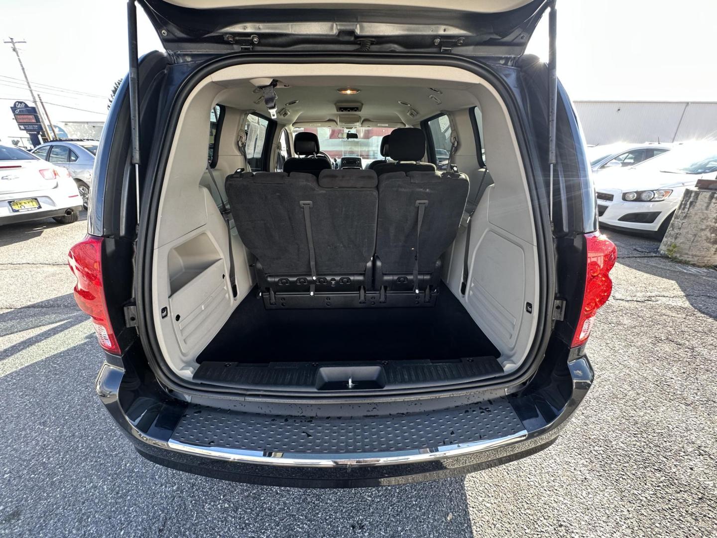 2014 GRAY Dodge Grand Caravan SE (2C4RDGBG8ER) with an 3.6L V6 DOHC 24V engine, 6-Speed Automatic transmission, located at 1254 Manheim Pike, Lancaster, PA, 17601, (717) 393-9133, 40.062870, -76.323273 - Photo#13