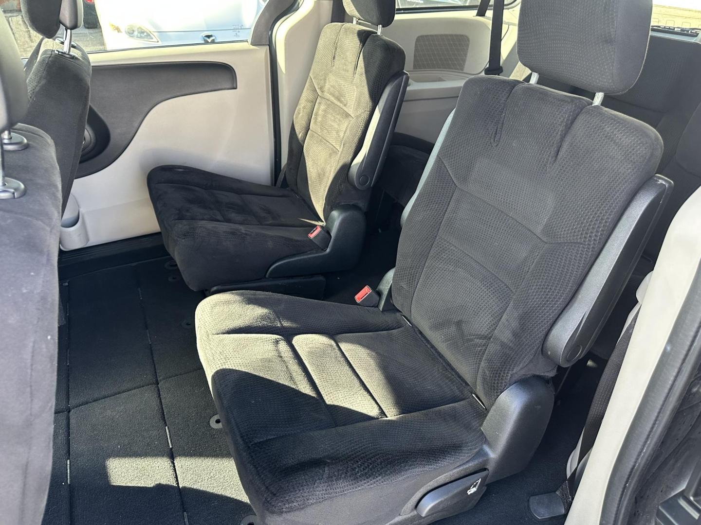 2014 GRAY Dodge Grand Caravan SE (2C4RDGBG8ER) with an 3.6L V6 DOHC 24V engine, 6-Speed Automatic transmission, located at 1254 Manheim Pike, Lancaster, PA, 17601, (717) 393-9133, 40.062870, -76.323273 - Photo#9