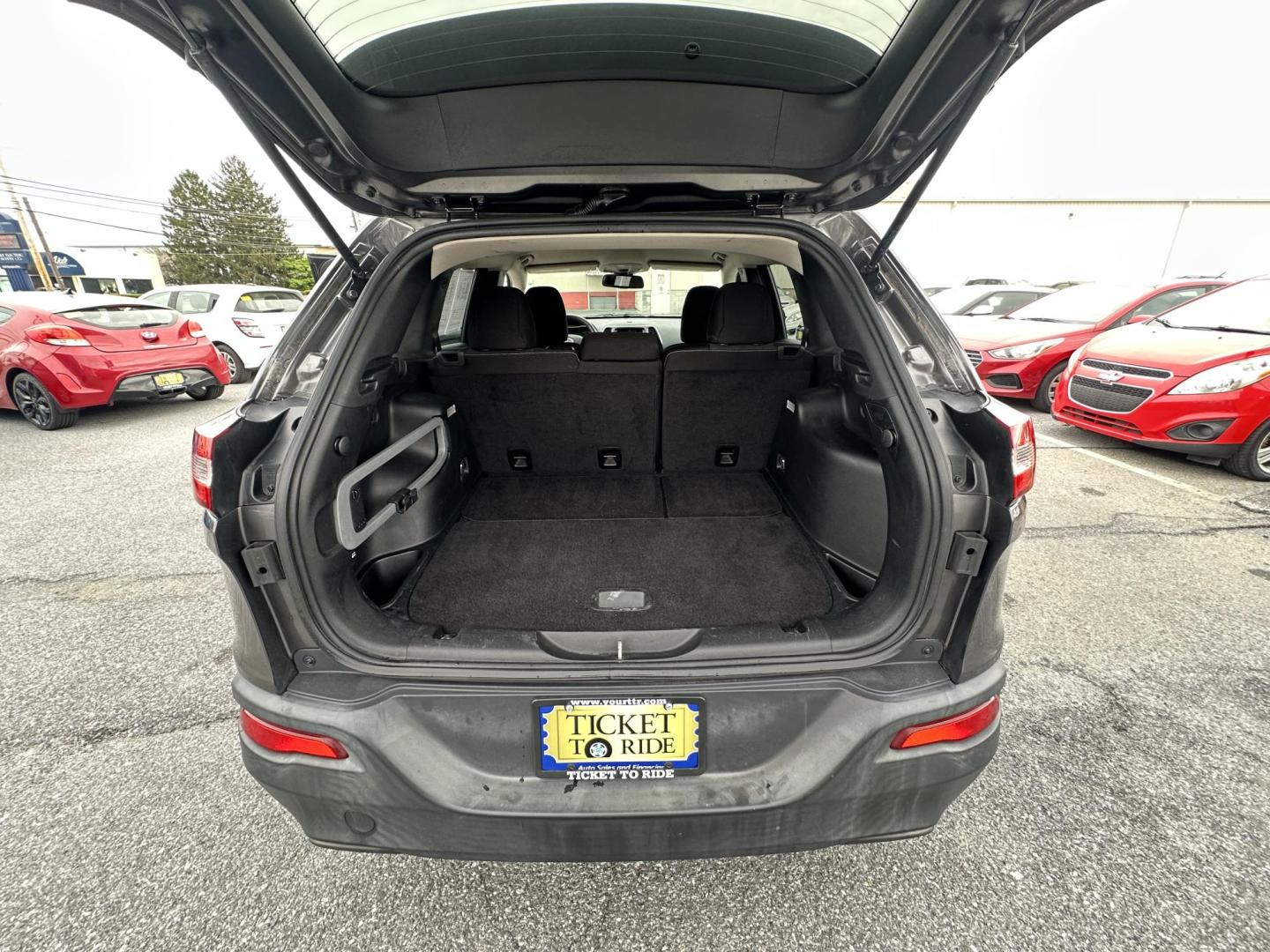 2015 DARK GRAY Jeep Cherokee Latitude 4WD (1C4PJMCSXFW) with an 3.2L V6 DOHC 24V engine, 9-Speed Automatic transmission, located at 1254 Manheim Pike, Lancaster, PA, 17601, (717) 393-9133, 40.062870, -76.323273 - Photo#12