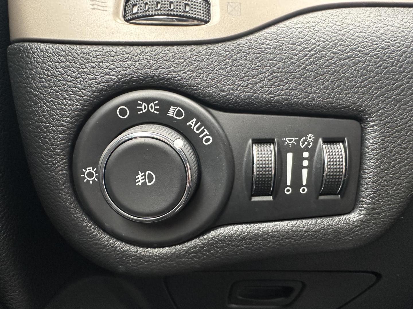 2015 DARK GRAY Jeep Cherokee Latitude 4WD (1C4PJMCSXFW) with an 3.2L V6 DOHC 24V engine, 9-Speed Automatic transmission, located at 1254 Manheim Pike, Lancaster, PA, 17601, (717) 393-9133, 40.062870, -76.323273 - Photo#13