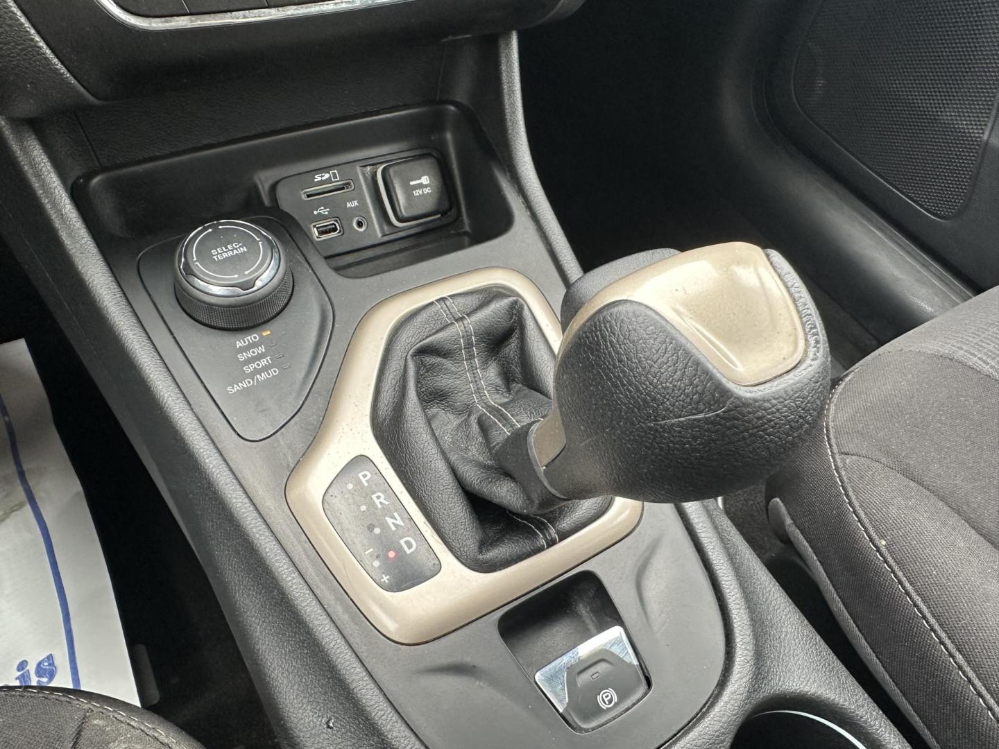 2015 DARK GRAY Jeep Cherokee Latitude 4WD (1C4PJMCSXFW) with an 3.2L V6 DOHC 24V engine, 9-Speed Automatic transmission, located at 1254 Manheim Pike, Lancaster, PA, 17601, (717) 393-9133, 40.062870, -76.323273 - Photo#18