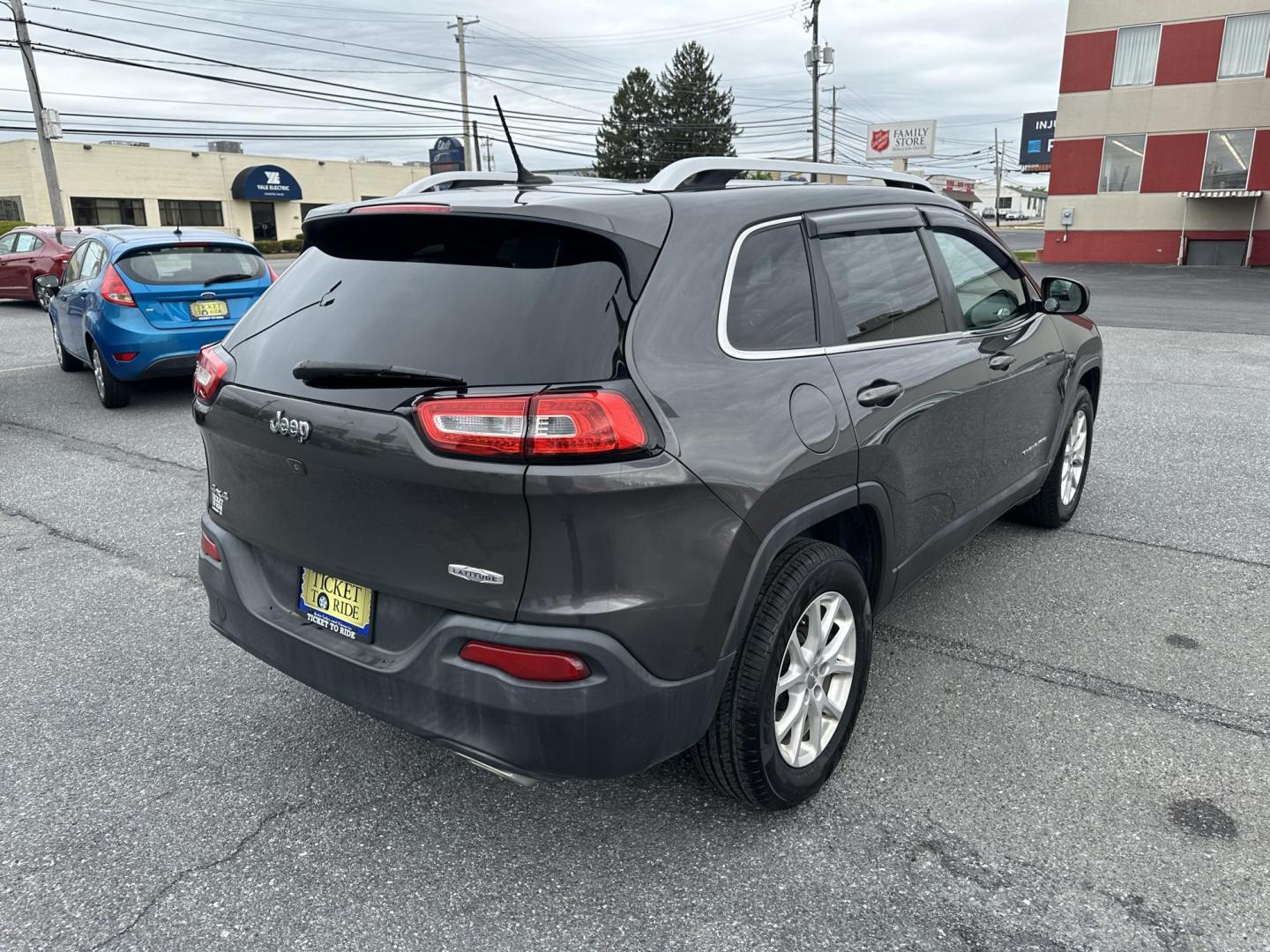 2015 DARK GRAY Jeep Cherokee Latitude 4WD (1C4PJMCSXFW) with an 3.2L V6 DOHC 24V engine, 9-Speed Automatic transmission, located at 1254 Manheim Pike, Lancaster, PA, 17601, (717) 393-9133, 40.062870, -76.323273 - Photo#4