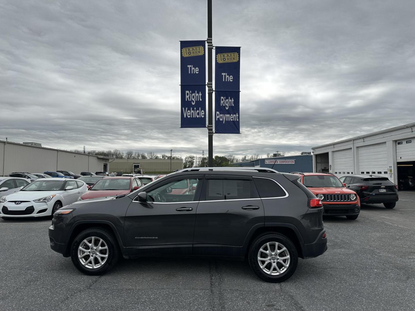 2015 DARK GRAY Jeep Cherokee Latitude 4WD (1C4PJMCSXFW) with an 3.2L V6 DOHC 24V engine, 9-Speed Automatic transmission, located at 1254 Manheim Pike, Lancaster, PA, 17601, (717) 393-9133, 40.062870, -76.323273 - Photo#9