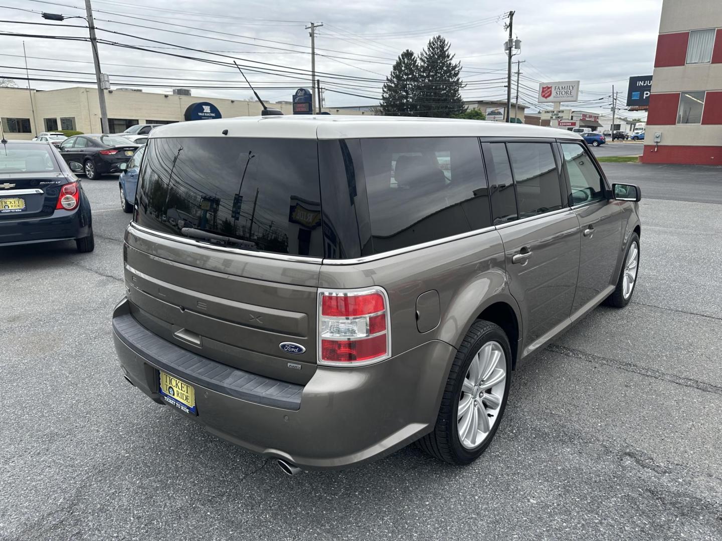 2013 GOLD Ford Flex SEL AWD (2FMHK6C86DB) with an 3.5L V6 DOHC 24V engine, 6-Speed Automatic Overdrive transmission, located at 1254 Manheim Pike, Lancaster, PA, 17601, (717) 393-9133, 40.062870, -76.323273 - Photo#6
