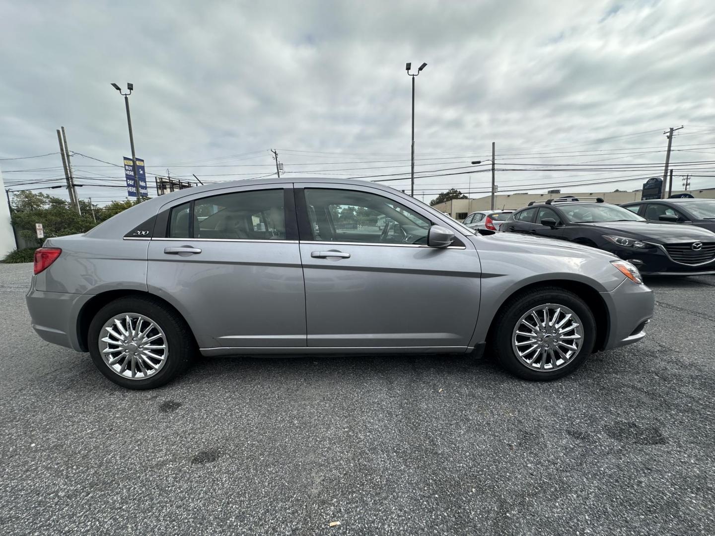 2013 GRAY Chrysler 200 LX (1C3CCBAB9DN) with an 2.4L L4 DOHC 16V engine, 6-Speed Automatic transmission, located at 1254 Manheim Pike, Lancaster, PA, 17601, (717) 393-9133, 40.062870, -76.323273 - Photo#3