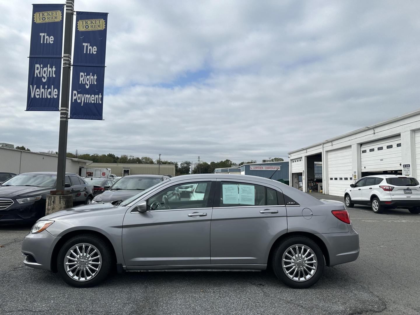 2013 GRAY Chrysler 200 LX (1C3CCBAB9DN) with an 2.4L L4 DOHC 16V engine, 6-Speed Automatic transmission, located at 1254 Manheim Pike, Lancaster, PA, 17601, (717) 393-9133, 40.062870, -76.323273 - Photo#9