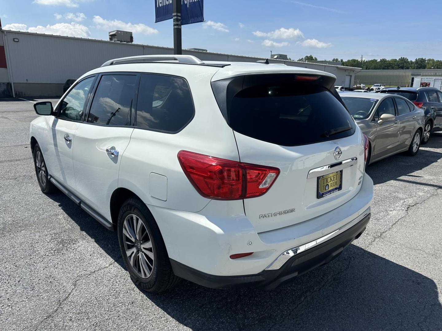 2017 WHITE Nissan Pathfinder Platinum 4WD (5N1DR2MM4HC) with an 3.5L V6 DOHC 24V engine, CVT transmission, located at 1254 Manheim Pike, Lancaster, PA, 17601, (717) 393-9133, 40.062870, -76.323273 - Photo#4
