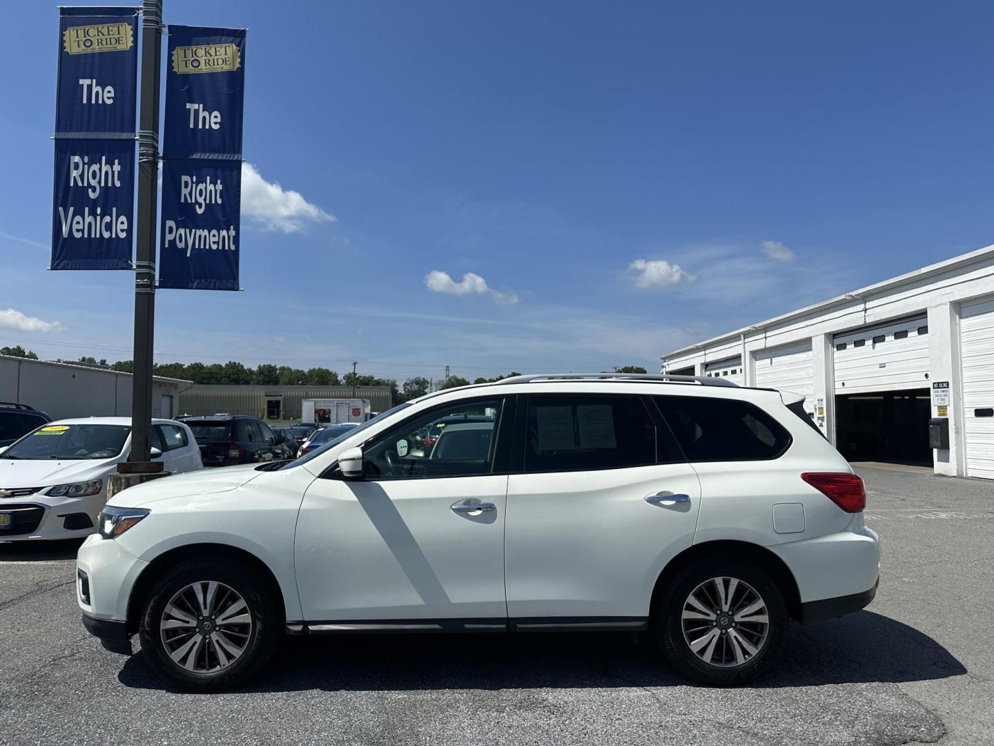 2017 WHITE Nissan Pathfinder Platinum 4WD (5N1DR2MM4HC) with an 3.5L V6 DOHC 24V engine, CVT transmission, located at 1254 Manheim Pike, Lancaster, PA, 17601, (717) 393-9133, 40.062870, -76.323273 - Photo#9