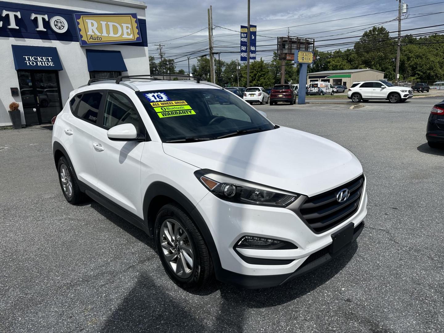 2016 WHITE Hyundai Tucson SE w/Preferred Package AWD (KM8J3CA41GU) with an 2.0L L4 DOHC 16V engine, 6A transmission, located at 1254 Manheim Pike, Lancaster, PA, 17601, (717) 393-9133, 40.062870, -76.323273 - Photo#2