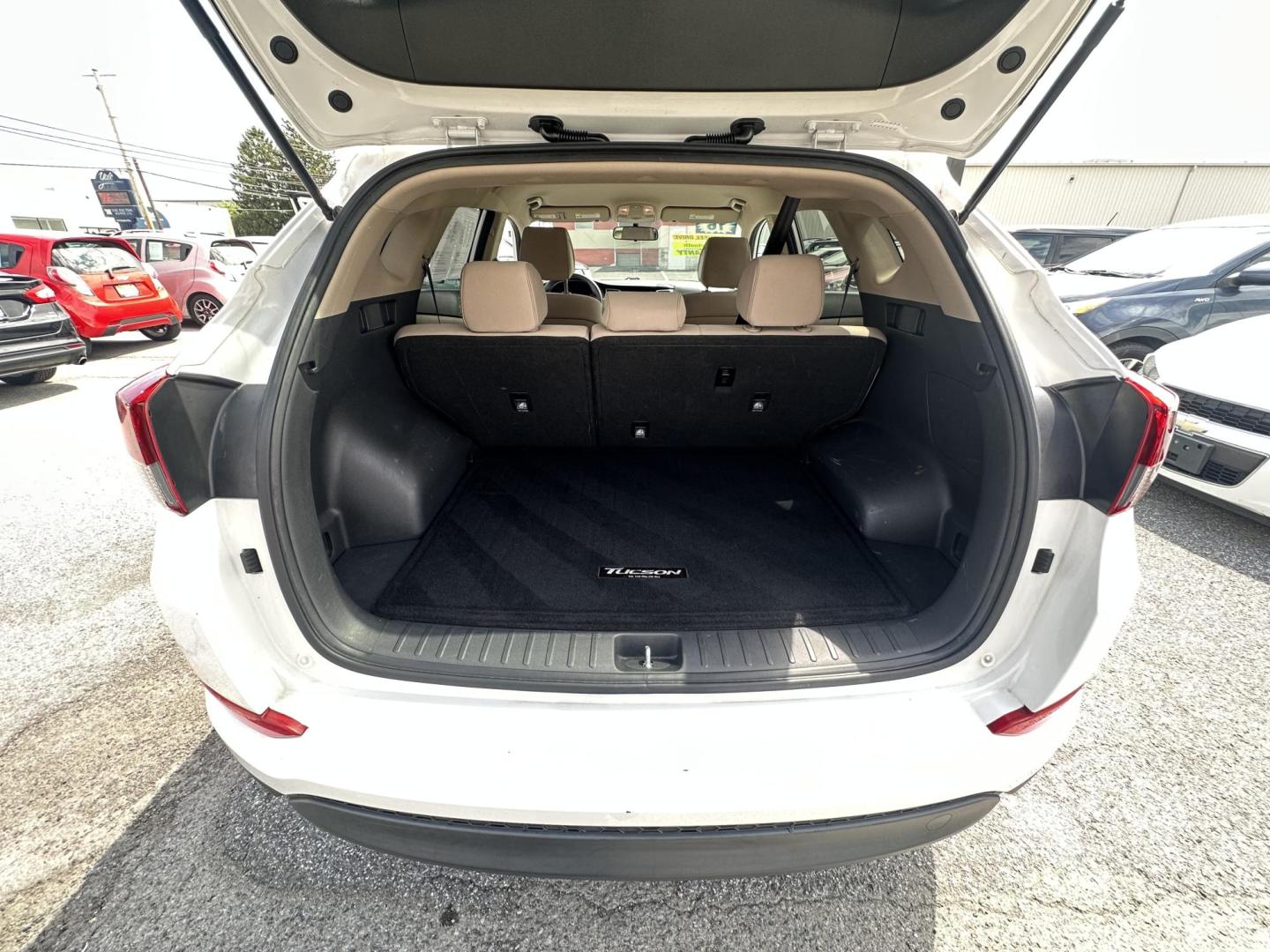 2016 WHITE Hyundai Tucson SE w/Preferred Package AWD (KM8J3CA41GU) with an 2.0L L4 DOHC 16V engine, 6A transmission, located at 1254 Manheim Pike, Lancaster, PA, 17601, (717) 393-9133, 40.062870, -76.323273 - Photo#8