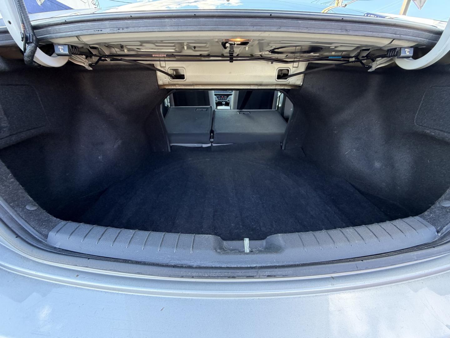2017 SILVER Hyundai Elantra Limited (5NPD84LF6HH) with an 2.0L L4 DOHC 16V engine, 6A transmission, located at 1254 Manheim Pike, Lancaster, PA, 17601, (717) 393-9133, 40.062870, -76.323273- Photo#19