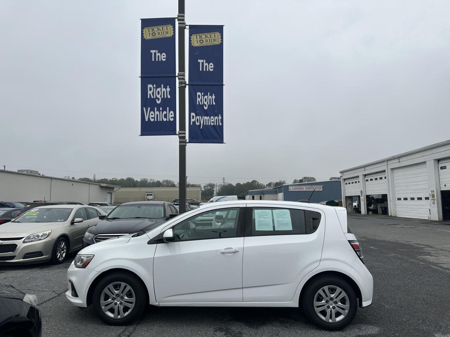 2018 WHITE Chevrolet Sonic FL Auto Hatchback (1G1JG6SG6J4) with an 1.8L L4 DOHC 24V engine, 6A transmission, located at 1254 Manheim Pike, Lancaster, PA, 17601, (717) 393-9133, 40.062870, -76.323273 - Photo#7