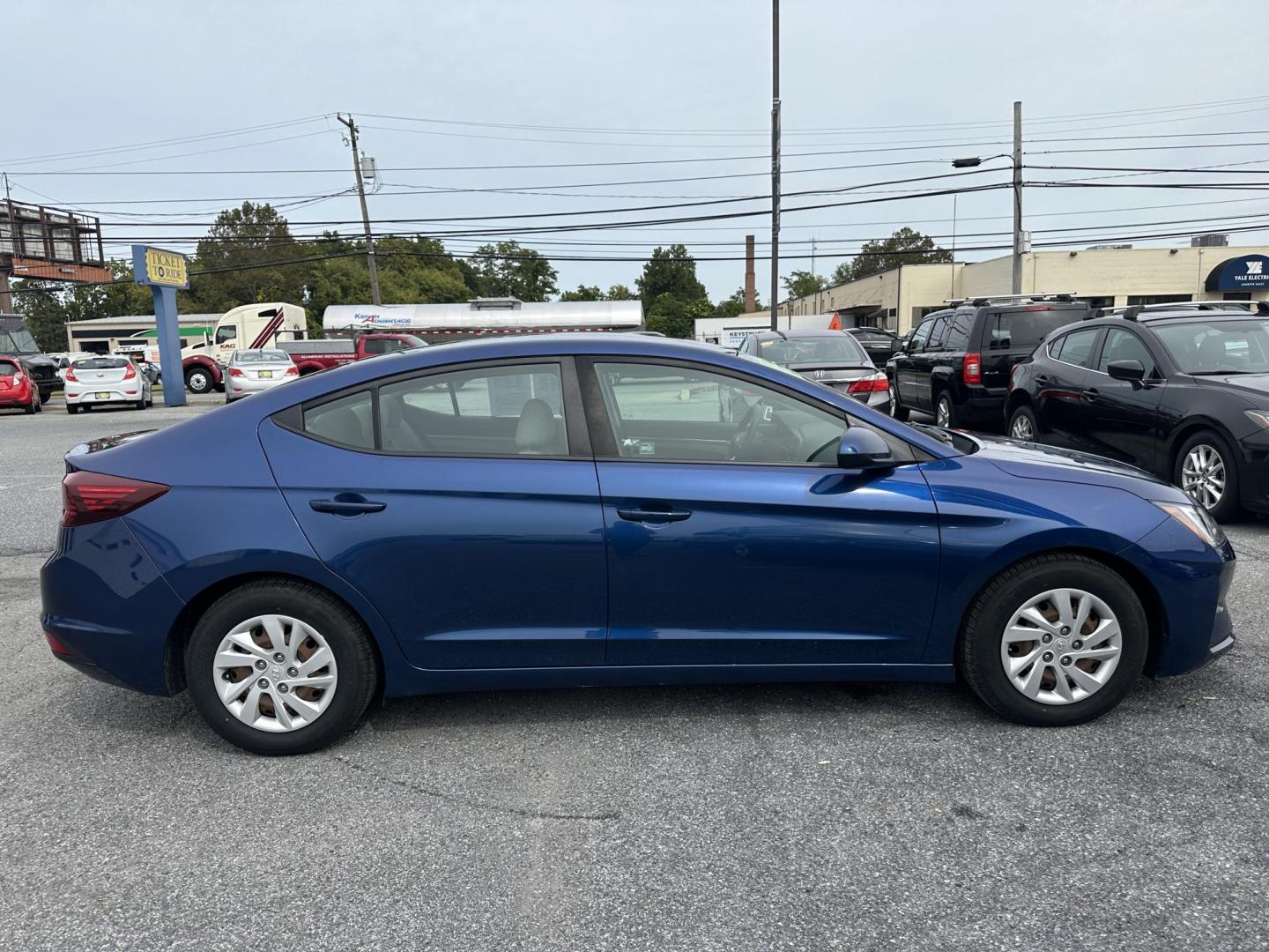2019 BLUE Hyundai Elantra SE 6AT (5NPD74LF1KH) with an 1.8L L4 DOHC 16V engine, 6A transmission, located at 1254 Manheim Pike, Lancaster, PA, 17601, (717) 393-9133, 40.062870, -76.323273 - Photo#3