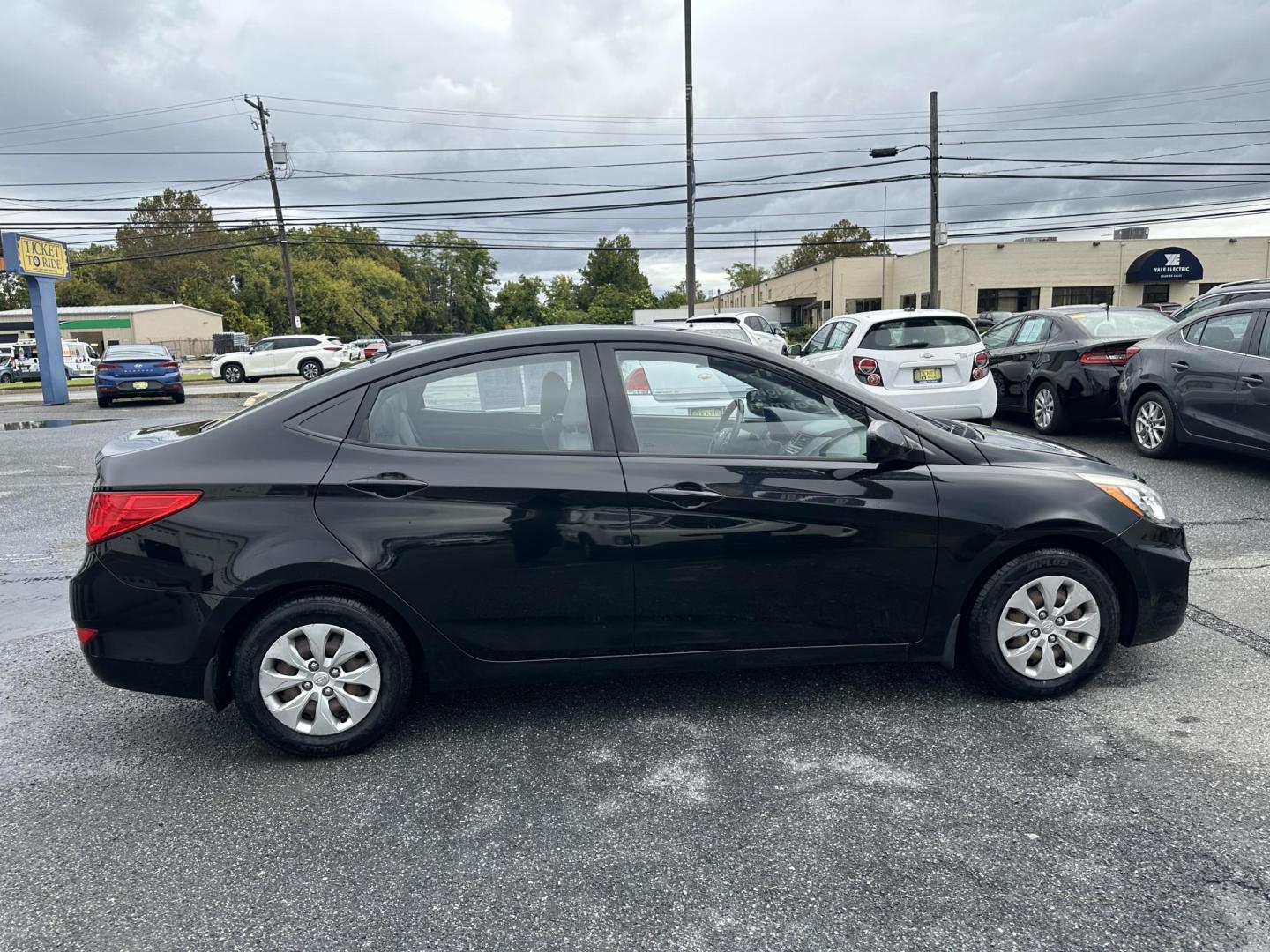2016 BLACK Hyundai Accent SE 4-Door 6A (KMHCT4AE4GU) with an 1.6L L4 DOHC 16V engine, 6A transmission, located at 1254 Manheim Pike, Lancaster, PA, 17601, (717) 393-9133, 40.062870, -76.323273 - Photo#3