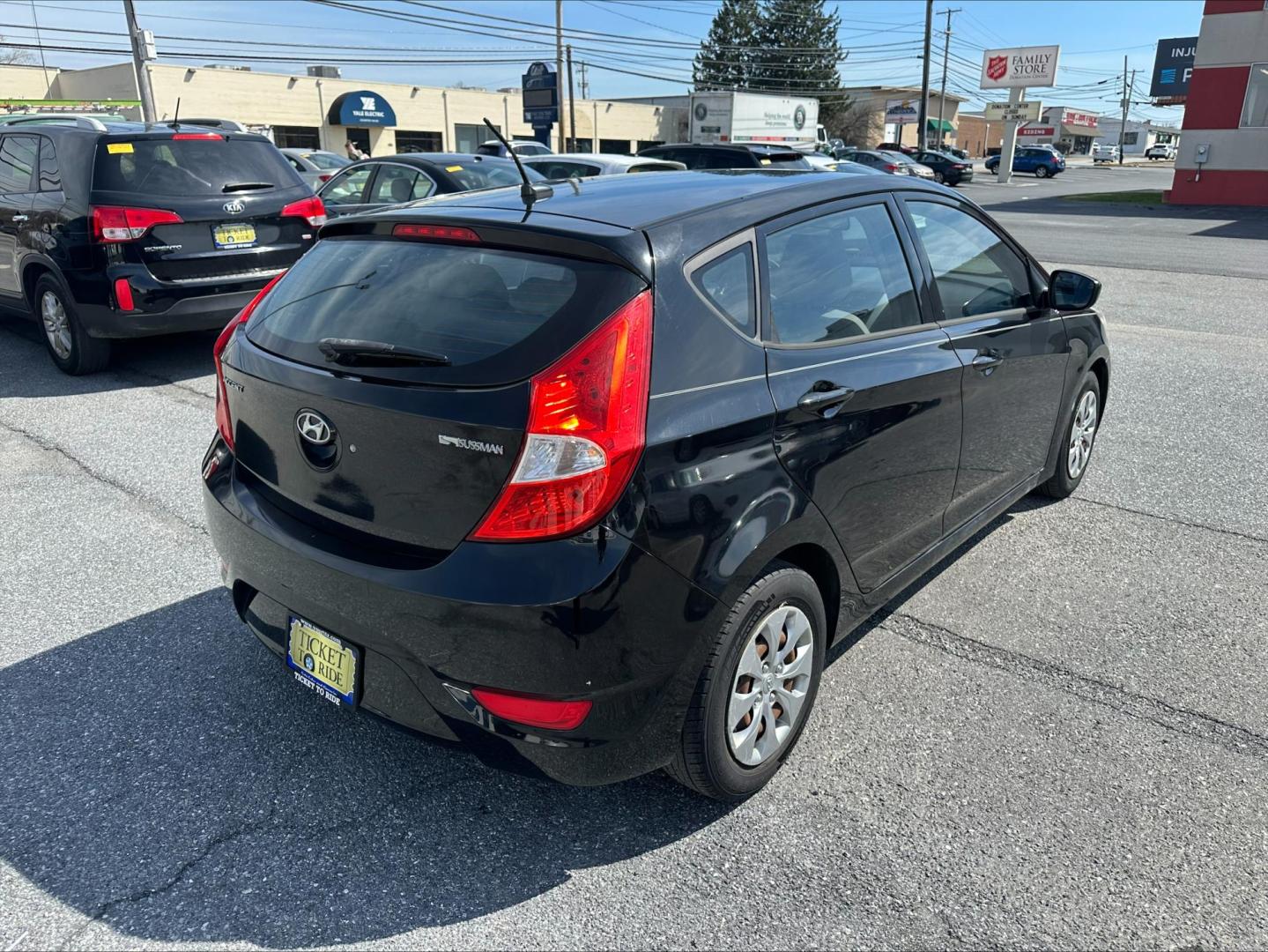 2017 BLACK Hyundai Accent SE 5-Door 6A (KMHCT5AE1HU) with an 1.6L L4 DOHC 16V engine, 6A transmission, located at 1254 Manheim Pike, Lancaster, PA, 17601, (717) 393-9133, 40.062870, -76.323273 - Photo#4