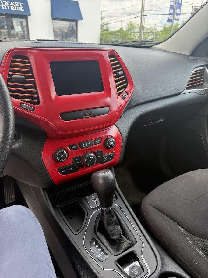 2019 MAROON Jeep Cherokee Latitude FWD (1C4PJLCB4KD) with an 2.4L L4 DOHC 16V engine, 9A transmission, located at 1254 Manheim Pike, Lancaster, PA, 17601, (717) 393-9133, 40.062870, -76.323273 - Adventure-ready and packed with comfort, this 2019 Jeep Cherokee Latitude FWD delivers the perfect balance of style, versatility, and everyday practicality. With its bold Jeep design and smooth driving performance, the Cherokee is built to handle everything from your daily commute to weekend getaway - Photo#10