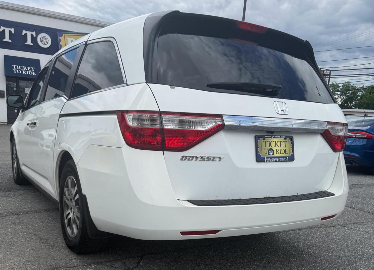2012 WHITE Honda Odyssey EX-L (5FNRL5H64CB) with an 3.5L V6 SOHC 24V engine, 5-Speed Automatic transmission, located at 1254 Manheim Pike, Lancaster, PA, 17601, (717) 393-9133, 40.062870, -76.323273 - Roomy, comfortable, and built for family life, this 2012 Honda Odyssey EX-L is the perfect vehicle for busy schedules, road trips, and everyday driving. Known for its long-lasting reliability and smooth ride, the Odyssey continues to be one of the most trusted family vehicles on the road. The EX- - Photo#3