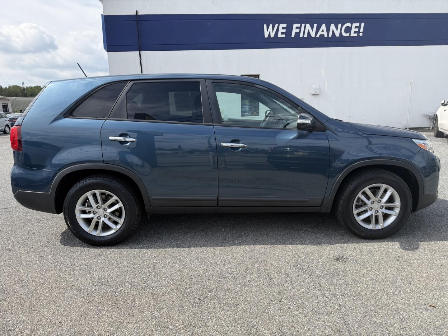 2014 BLUE Kia Sorento LX 2WD (5XYKT3A67EG) with an 2.4L L4 DOHC 16V engine, 6-Speed Automatic transmission, located at 1254 Manheim Pike, Lancaster, PA, 17601, (717) 393-9133, 40.062870, -76.323273- Photo#5