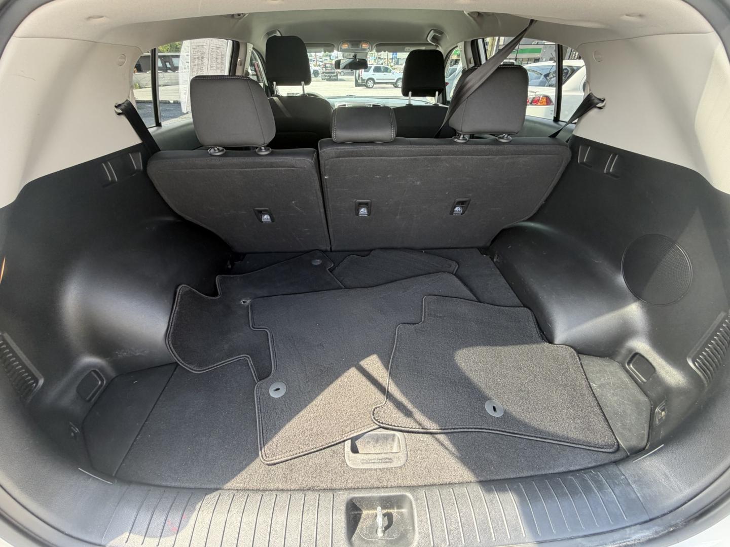 2019 WHITE Kia Sportage LX FWD (KNDPM3AC4K7) with an 2.4L V6 DOHC 24V engine, 6A transmission, located at 1254 Manheim Pike, Lancaster, PA, 17601, (717) 393-9133, 40.062870, -76.323273- Photo#16