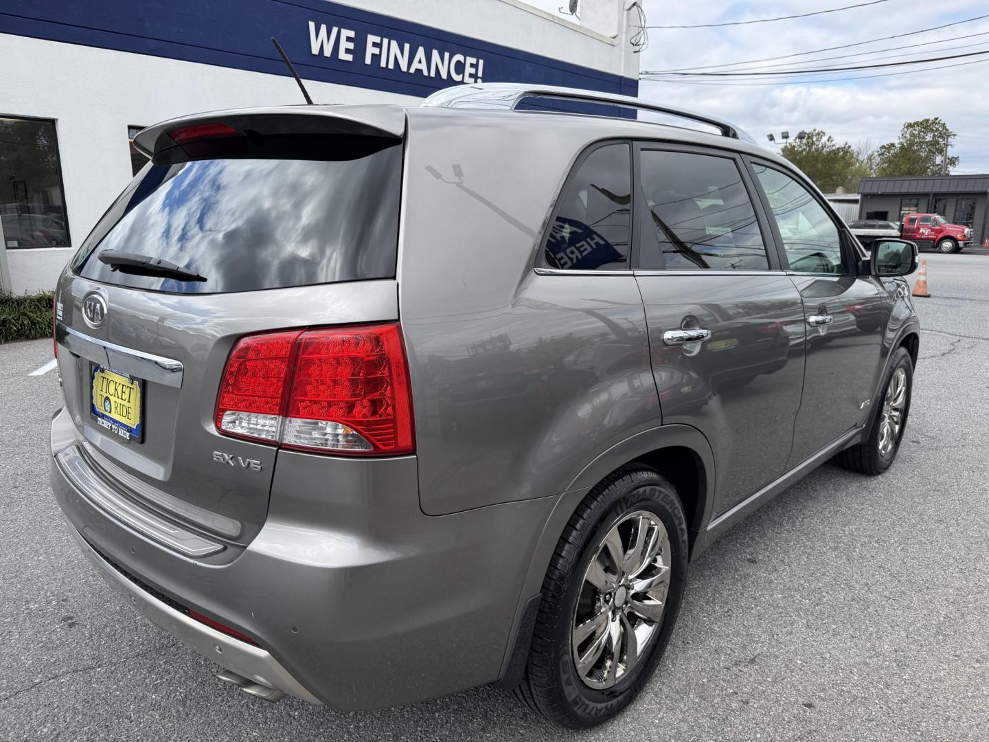 2013 GREY Kia Sorento SX 4WD (5XYKWDA2XDG) with an 3.5L V6 DOHC 24V engine, 6-Speed Automatic transmission, located at 1254 Manheim Pike, Lancaster, PA, 17601, (717) 393-9133, 40.062870, -76.323273- Photo#4