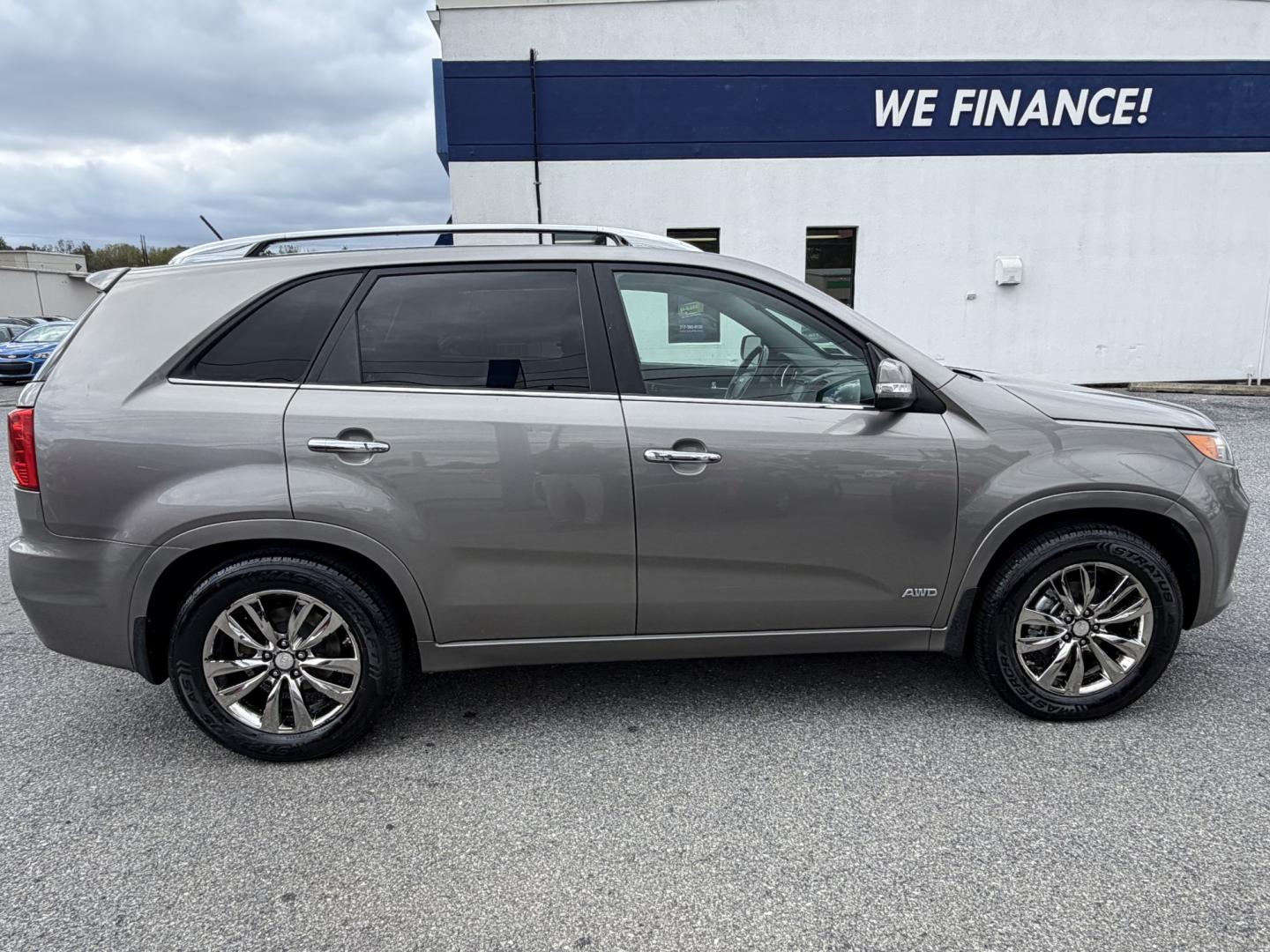 2013 GREY Kia Sorento SX 4WD (5XYKWDA2XDG) with an 3.5L V6 DOHC 24V engine, 6-Speed Automatic transmission, located at 1254 Manheim Pike, Lancaster, PA, 17601, (717) 393-9133, 40.062870, -76.323273- Photo#5