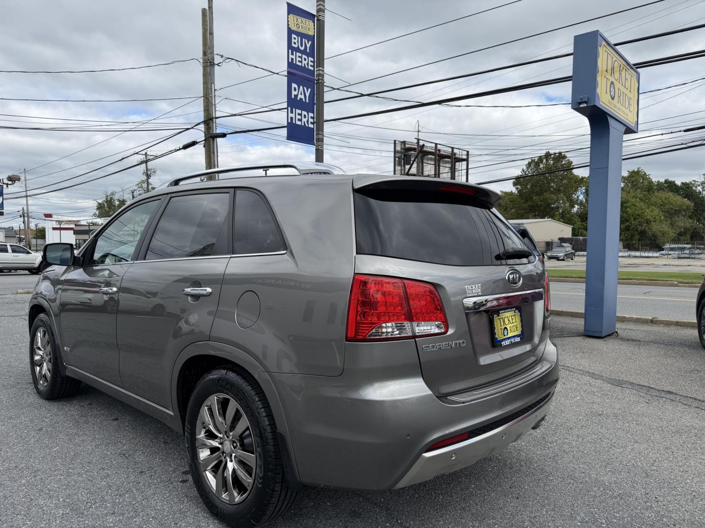 2013 GREY Kia Sorento SX 4WD (5XYKWDA2XDG) with an 3.5L V6 DOHC 24V engine, 6-Speed Automatic transmission, located at 1254 Manheim Pike, Lancaster, PA, 17601, (717) 393-9133, 40.062870, -76.323273- Photo#2