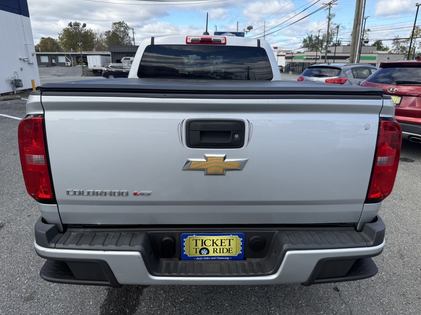 2017 SILVER Chevrolet Colorado Work Truck Crew Cab 2WD Long Box (1GCGSBEN8H1) with an 3.6L V6 DOHC 24V GAS engine, 6A transmission, located at 1254 Manheim Pike, Lancaster, PA, 17601, (717) 393-9133, 40.062870, -76.323273 - Take on busy workdays and weekend projects with this 2017 Chevrolet Colorado Work Truck Crew Cab 2WD Long Box! The Crew Cab offers room for passengers and convenient access through four doors, while the long bed provides space for tools, supplies, and outdoor gear. Its practical Work Truck design ma- Photo#3